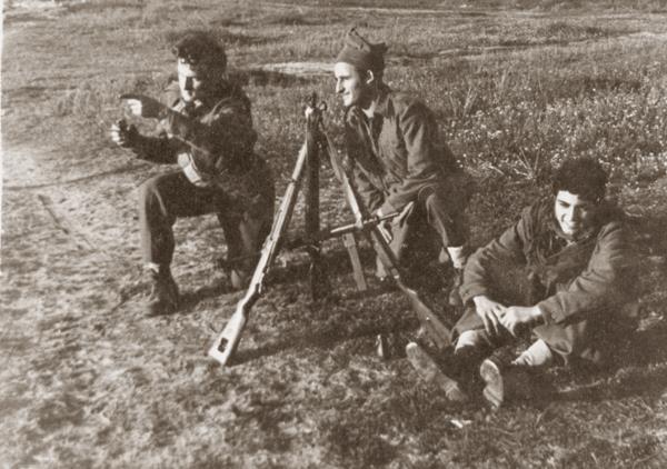 יוסיקו רודיטי, עמירב טננבאום וחגי צ'רקסקי ליד פרמידת רובים וסטן